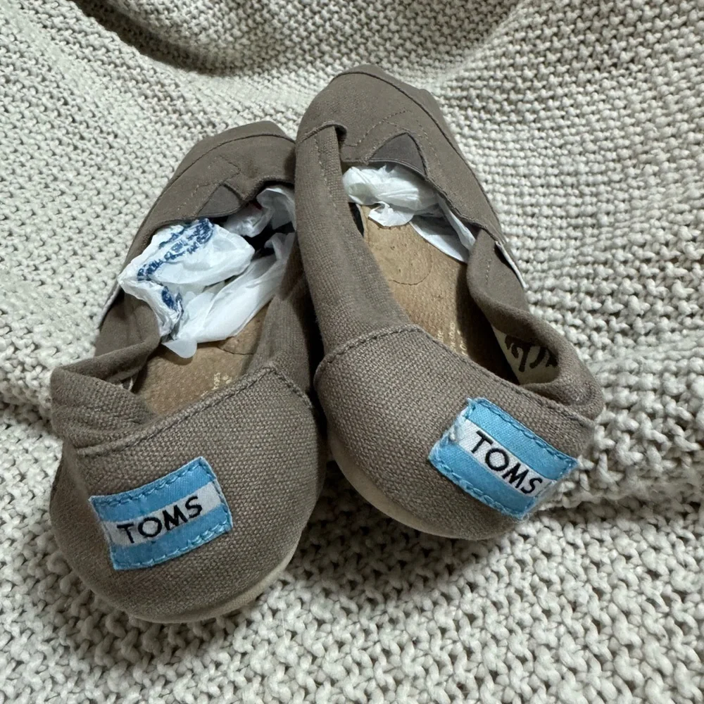 TOMS‎ women's classic canvas Alpargata shoes in the color ash gray. Size 9